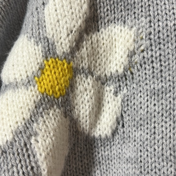 Poly & Esther Daisy Fringed V-Neck Sweater - Picture 9 of 10